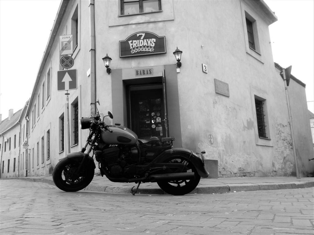 Seven Fridays Pensionat Vilnius Exteriör bild